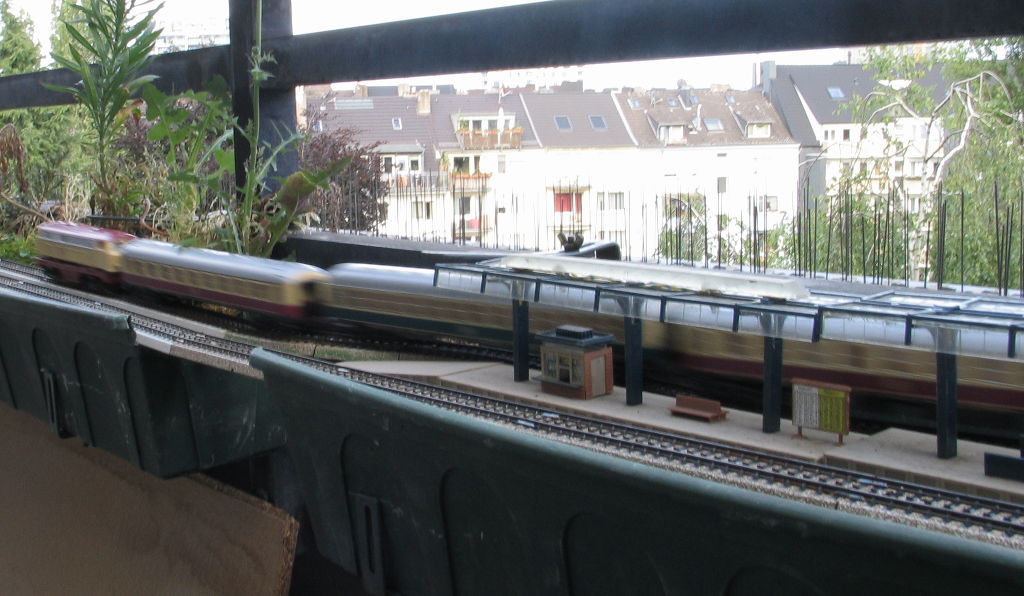 IC Bahnhof (c) Rainer Kersten, CC-by-sa Bahnhofsdurchfahrt eines IC