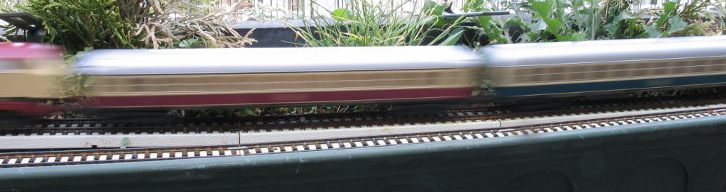 IC Vollgas (c) Rainer Kersten, CC-by-sa Ein IC rast vorbei